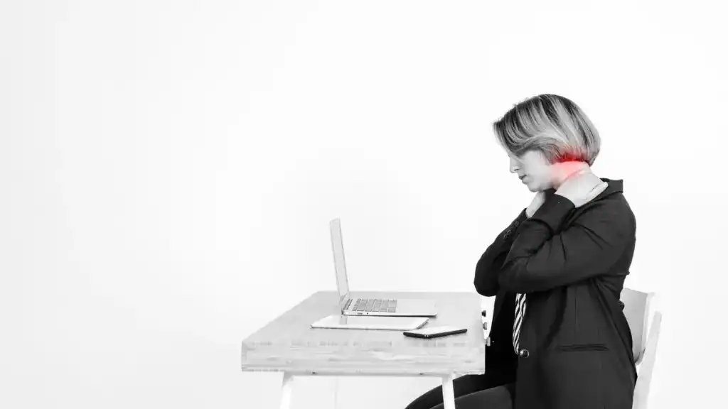 woman with shoulder strain